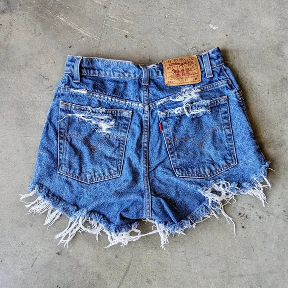Vintage Levi's 550 High Rise Blue Distressed Denim Cut-Off Jean Shorts - Picture 9 of 9